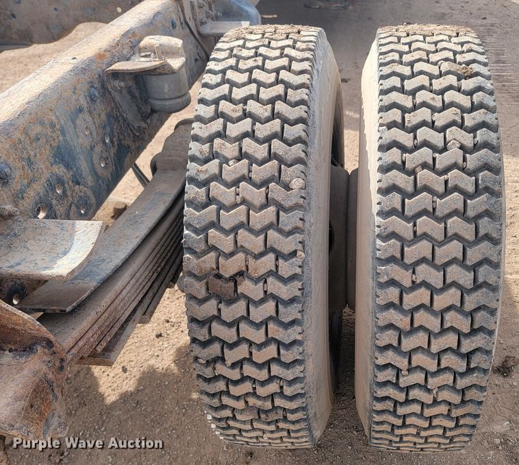 image for item LV9343 2001 Chevrolet C7H042  truck cab and chassis