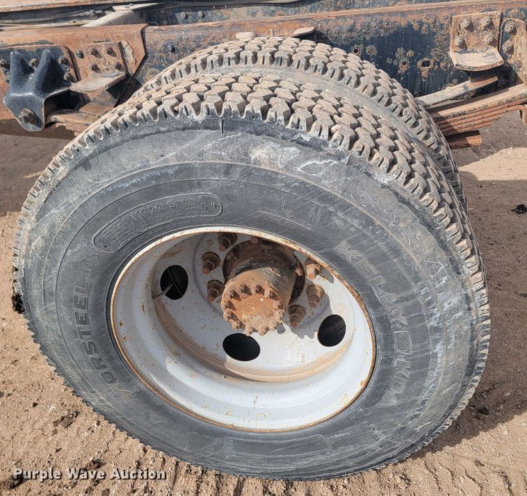 image for item LV9343 2001 Chevrolet C7H042  truck cab and chassis