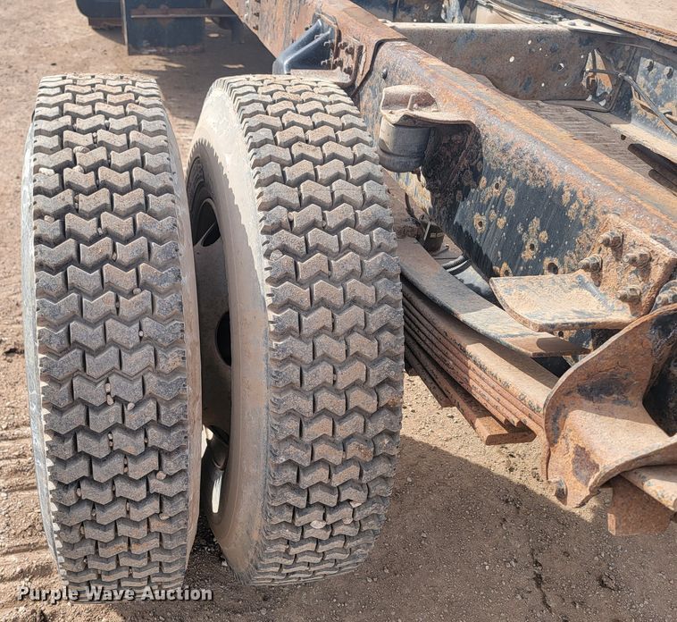 image for item LV9343 2001 Chevrolet C7H042  truck cab and chassis