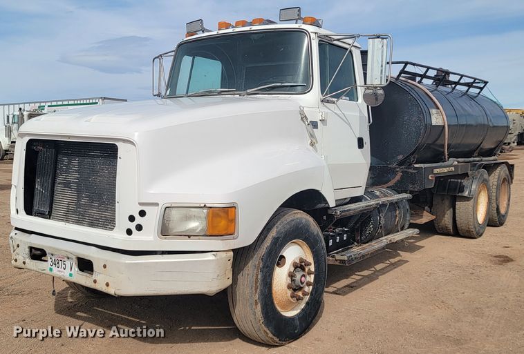 image for item LV9346 1992 Ford LTL9000  water truck
