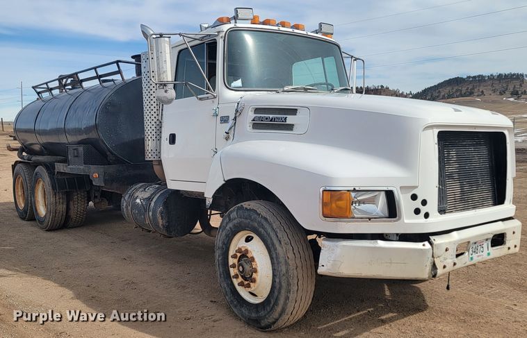 image for item LV9346 1992 Ford LTL9000  water truck