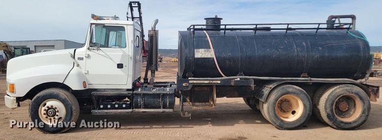 image for item LV9346 1992 Ford LTL9000  water truck