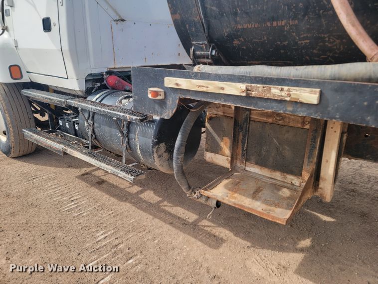 image for item LV9346 1992 Ford LTL9000  water truck