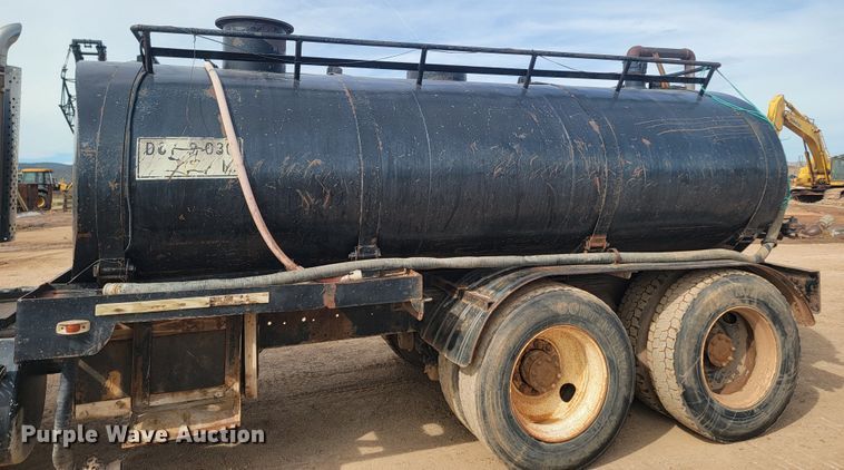 image for item LV9346 1992 Ford LTL9000  water truck