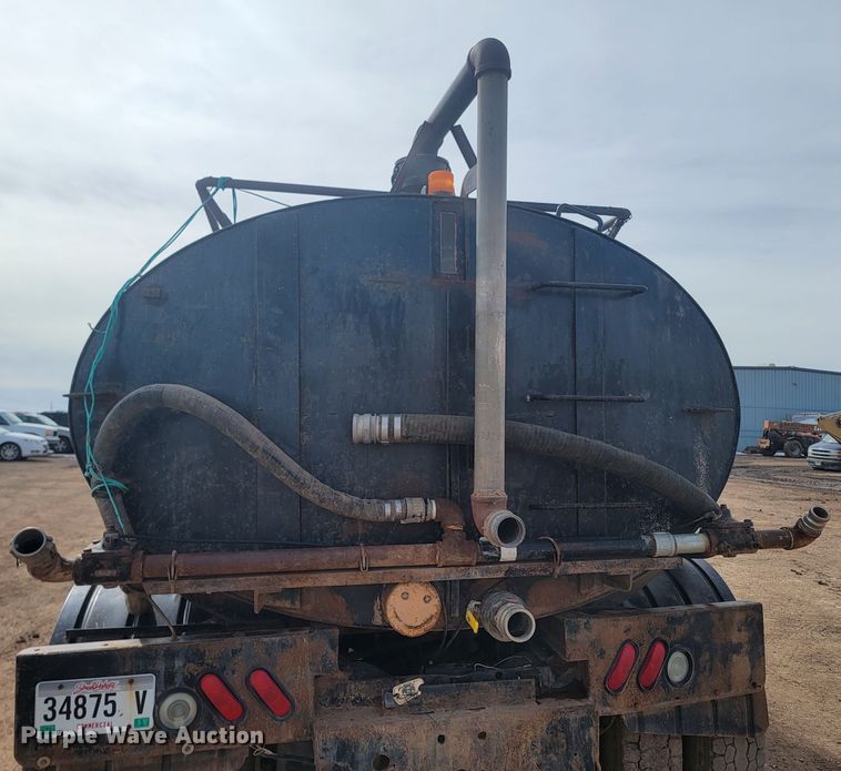 image for item LV9346 1992 Ford LTL9000  water truck