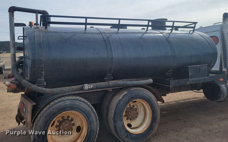 image for item LV9346 1992 Ford LTL9000  water truck