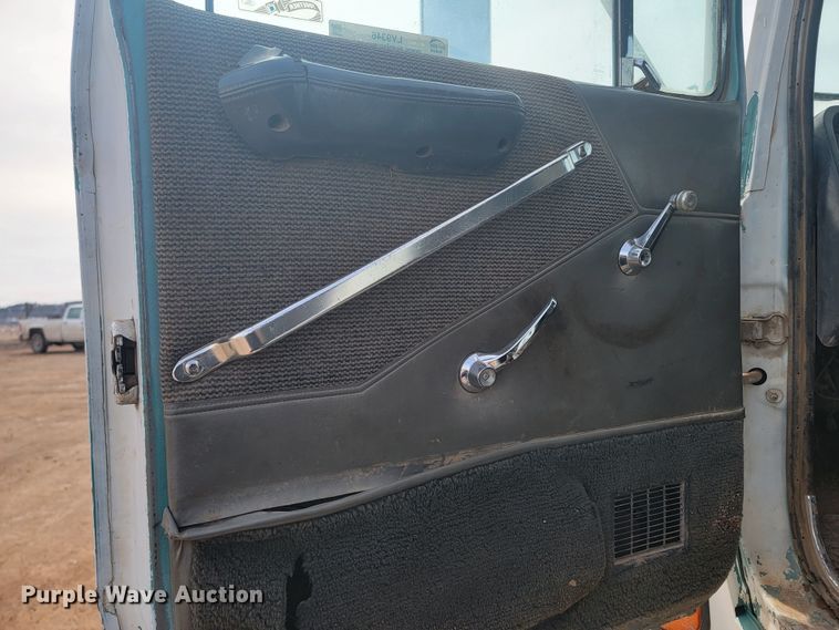 image for item LV9346 1992 Ford LTL9000  water truck