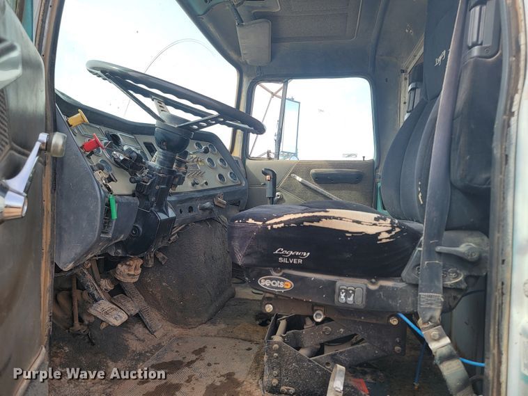 image for item LV9346 1992 Ford LTL9000  water truck