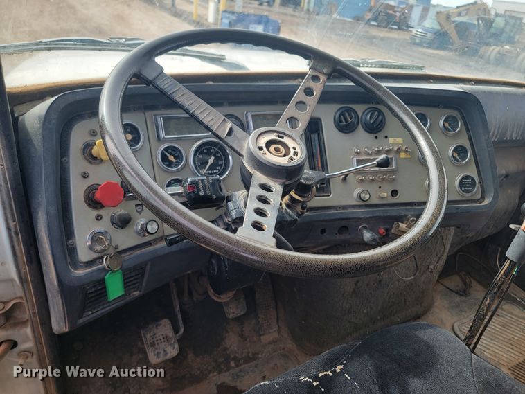 image for item LV9346 1992 Ford LTL9000  water truck