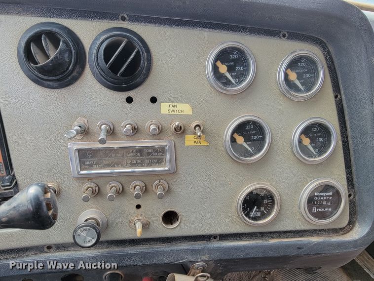 image for item LV9346 1992 Ford LTL9000  water truck