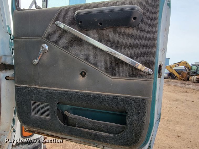 image for item LV9346 1992 Ford LTL9000  water truck