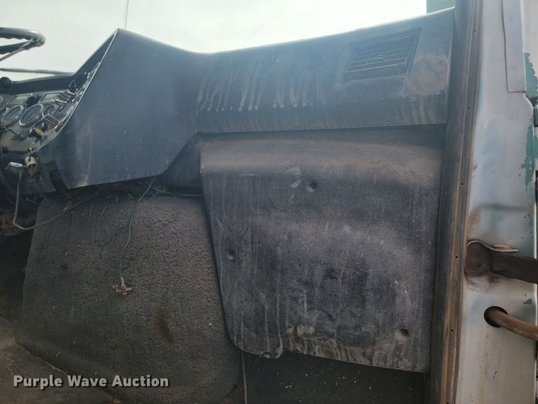 image for item LV9346 1992 Ford LTL9000  water truck