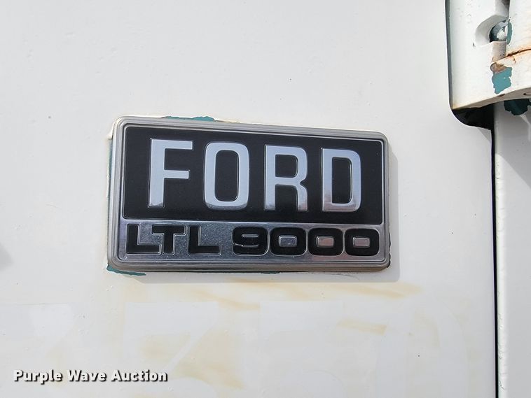 image for item LV9346 1992 Ford LTL9000  water truck