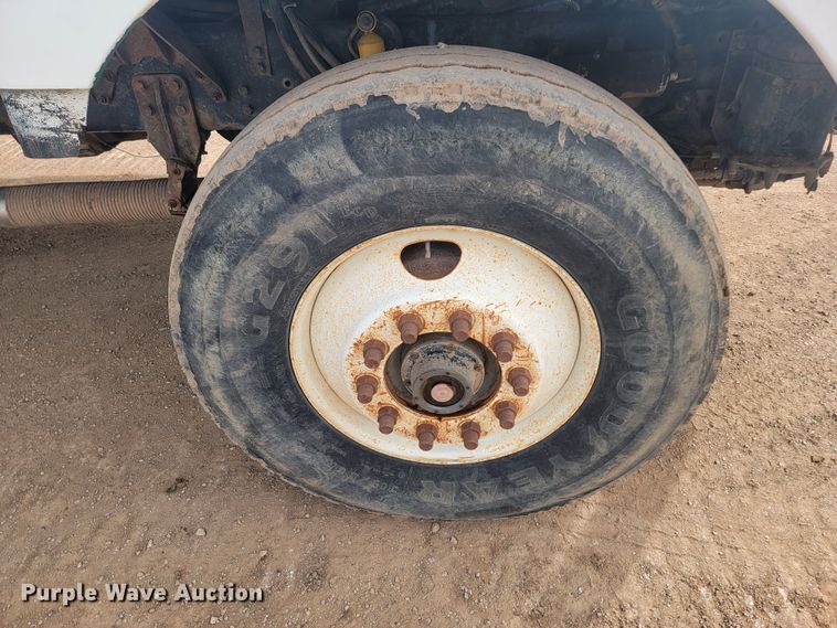 image for item LV9346 1992 Ford LTL9000  water truck