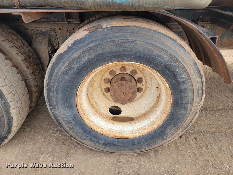 image for item LV9346 1992 Ford LTL9000  water truck