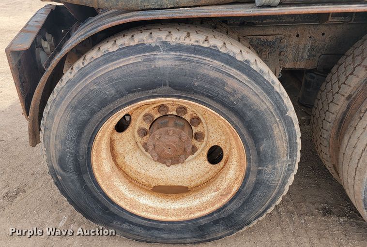 image for item LV9346 1992 Ford LTL9000  water truck