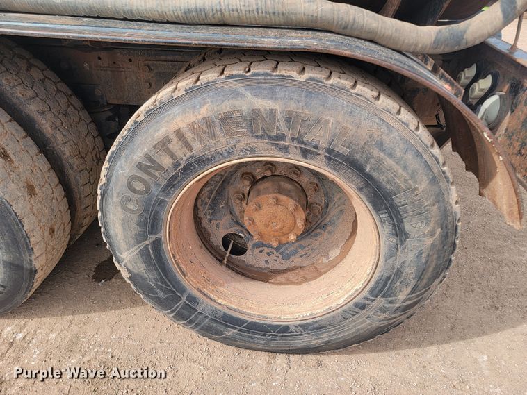 image for item LV9346 1992 Ford LTL9000  water truck