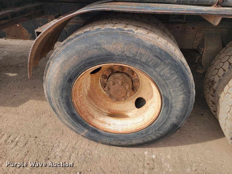 image for item LV9346 1992 Ford LTL9000  water truck