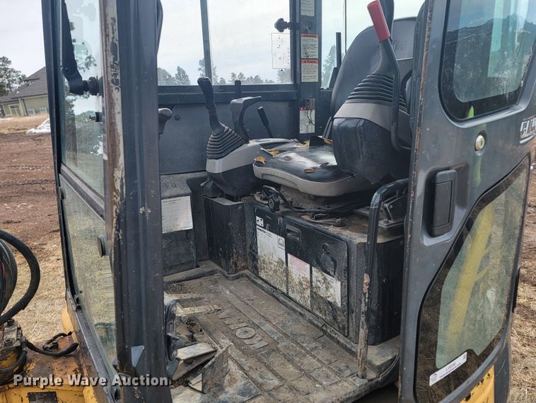 image for item LV9348 Komatsu PC35MR-2  mini excavator