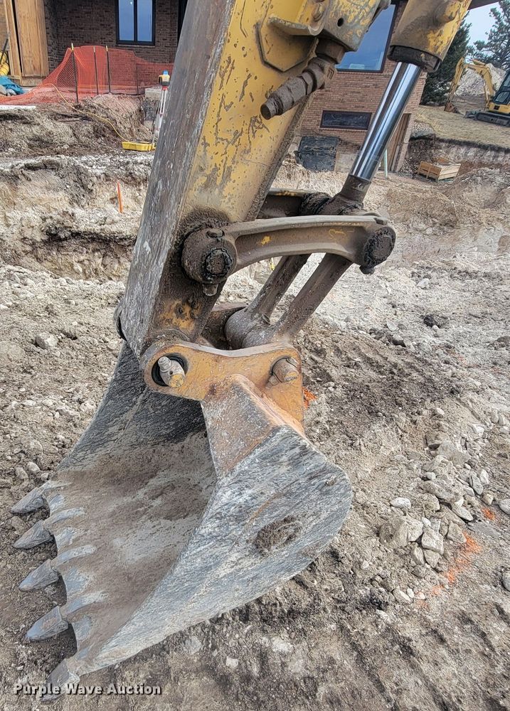 image for item LV9349 Komatsu PC78MR-6  mini excavator