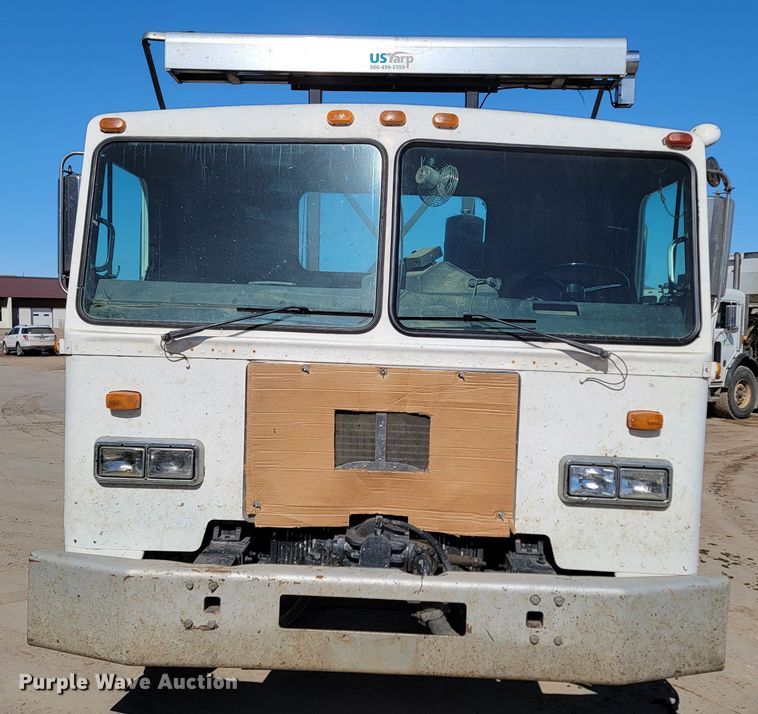 image for item LV9418 1993 Perterbilt 320  roll-off container truck