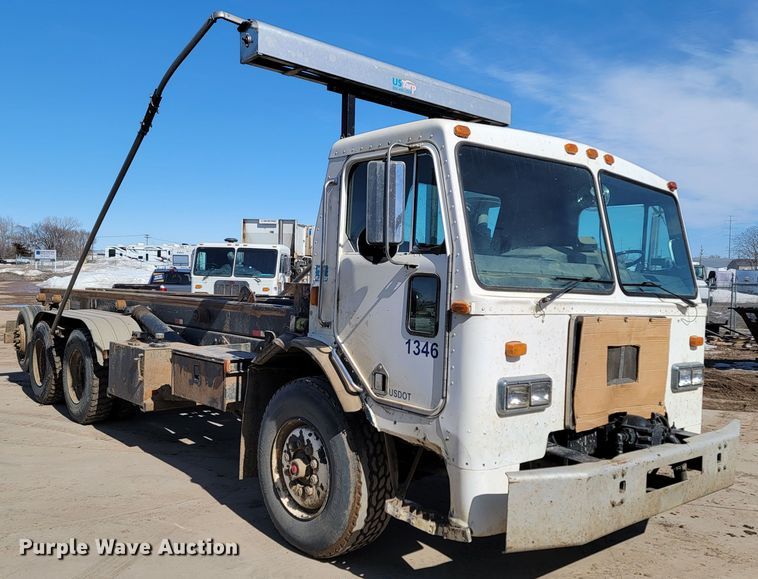 image for item LV9418 1993 Perterbilt 320  roll-off container truck