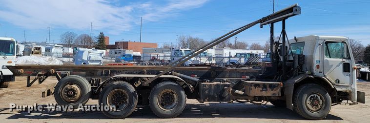 image for item LV9418 1993 Perterbilt 320  roll-off container truck