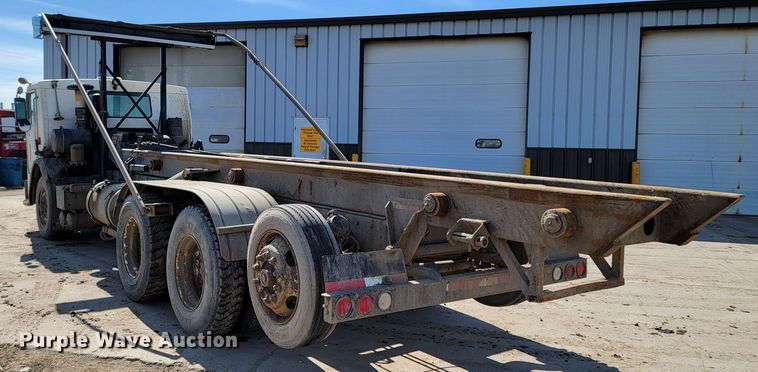 image for item LV9418 1993 Perterbilt 320  roll-off container truck