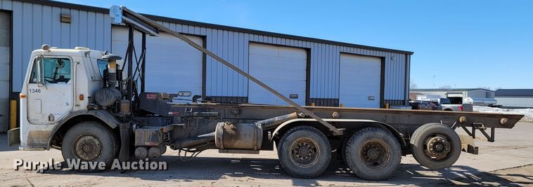 image for item LV9418 1993 Perterbilt 320  roll-off container truck