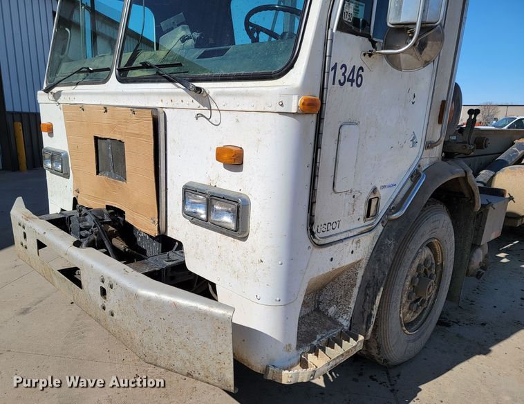 image for item LV9418 1993 Perterbilt 320  roll-off container truck