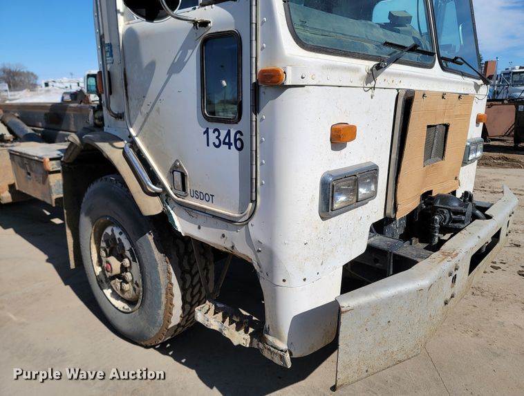 image for item LV9418 1993 Perterbilt 320  roll-off container truck