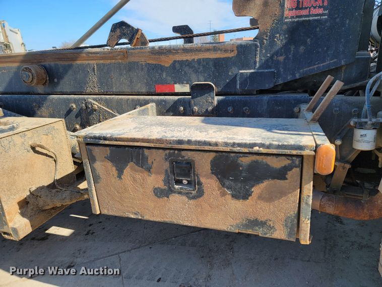 image for item LV9418 1993 Perterbilt 320  roll-off container truck