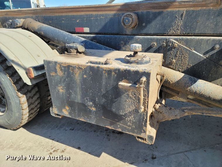 image for item LV9418 1993 Perterbilt 320  roll-off container truck