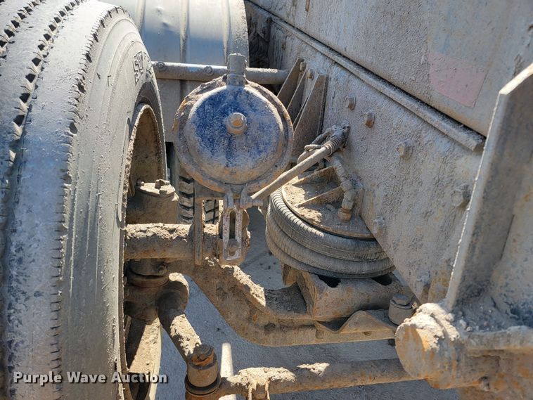 image for item LV9418 1993 Perterbilt 320  roll-off container truck