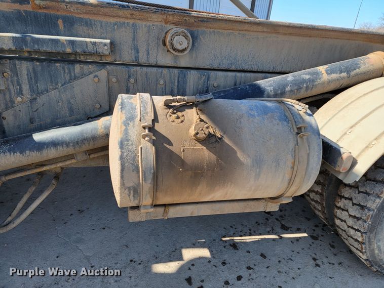 image for item LV9418 1993 Perterbilt 320  roll-off container truck