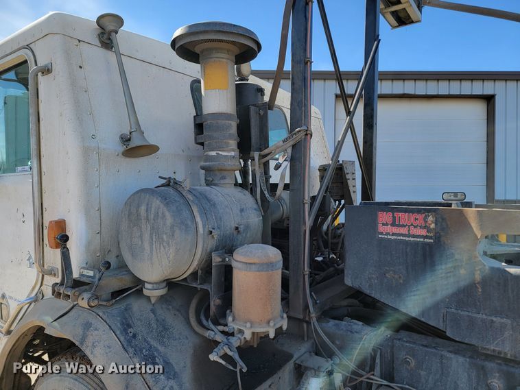 image for item LV9418 1993 Perterbilt 320  roll-off container truck