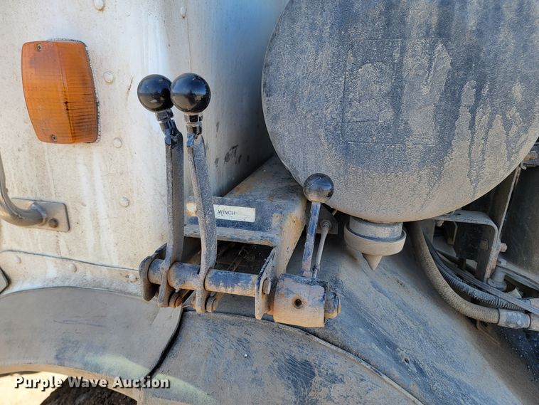 image for item LV9418 1993 Perterbilt 320  roll-off container truck