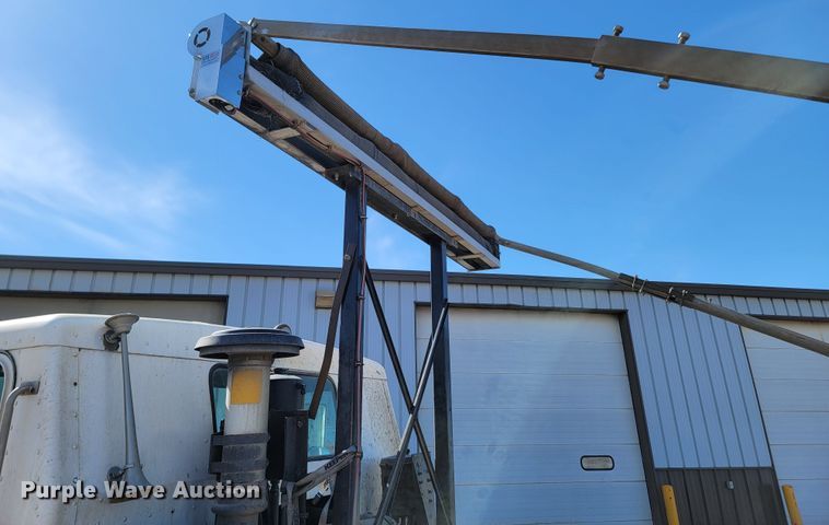 image for item LV9418 1993 Perterbilt 320  roll-off container truck