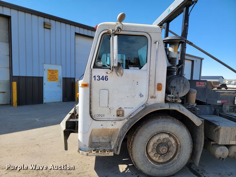 image for item LV9418 1993 Perterbilt 320  roll-off container truck