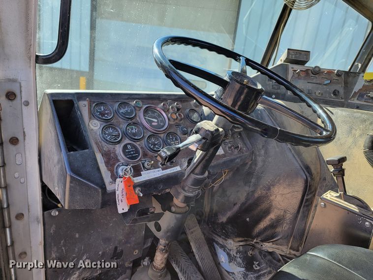 image for item LV9418 1993 Perterbilt 320  roll-off container truck