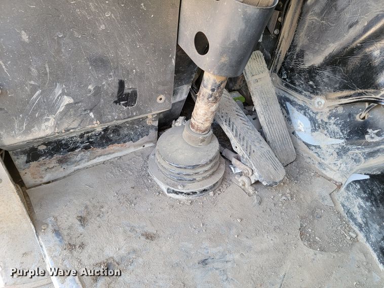 image for item LV9418 1993 Perterbilt 320  roll-off container truck