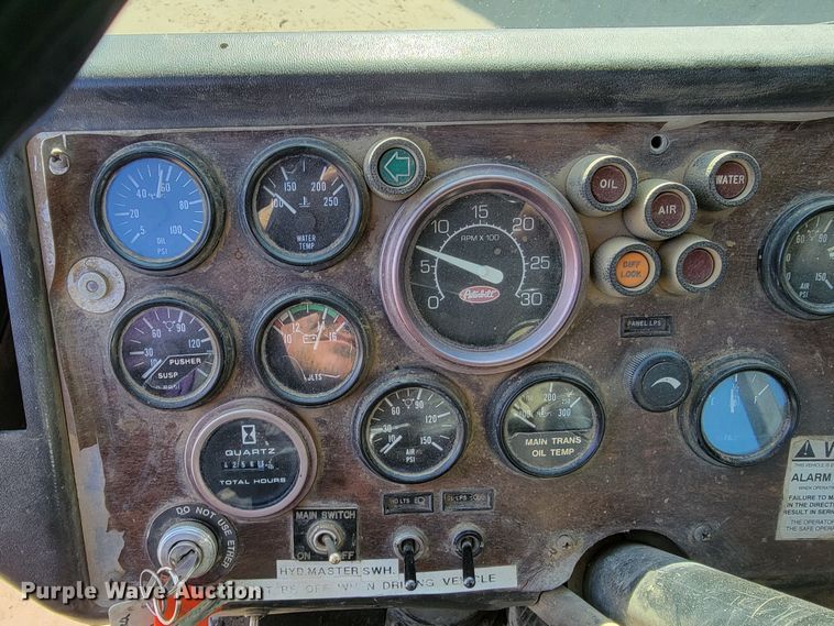 image for item LV9418 1993 Perterbilt 320  roll-off container truck