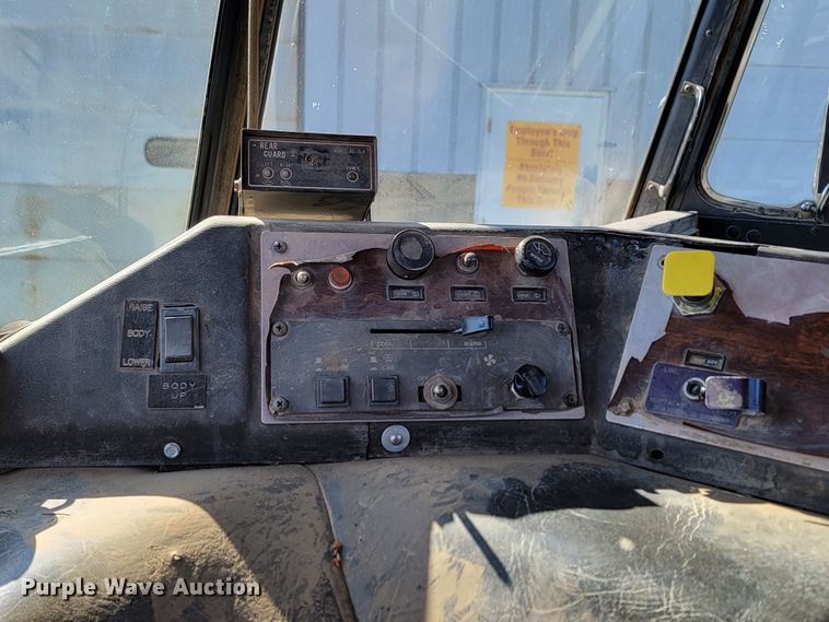 image for item LV9418 1993 Perterbilt 320  roll-off container truck