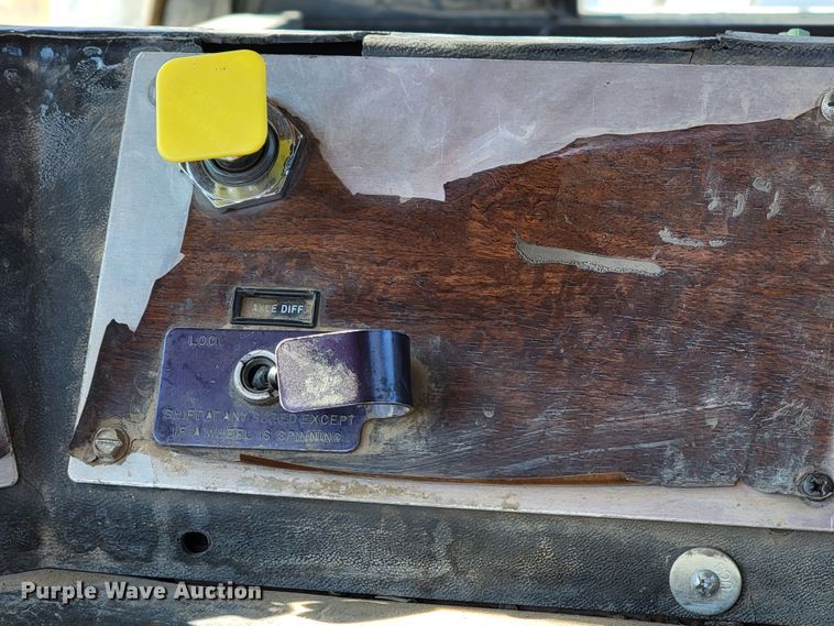 image for item LV9418 1993 Perterbilt 320  roll-off container truck