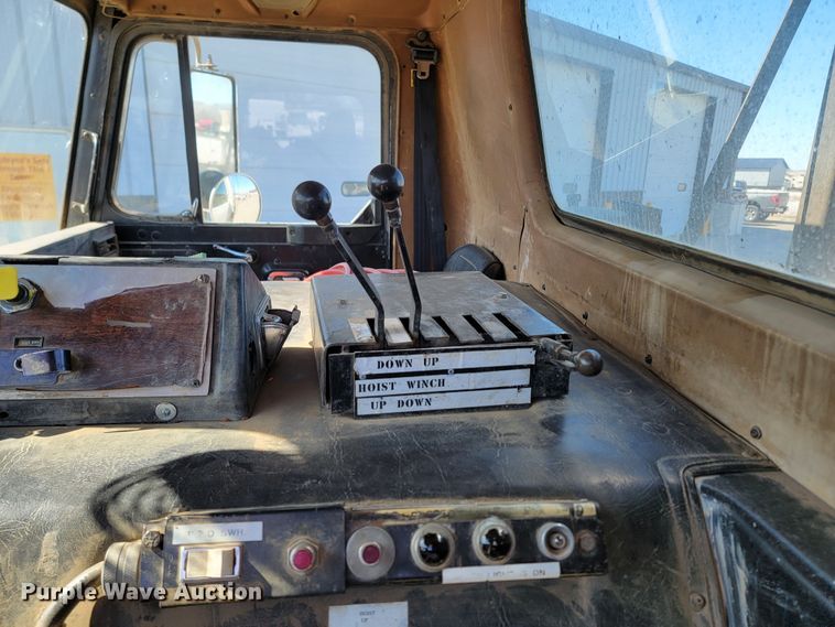 image for item LV9418 1993 Perterbilt 320  roll-off container truck