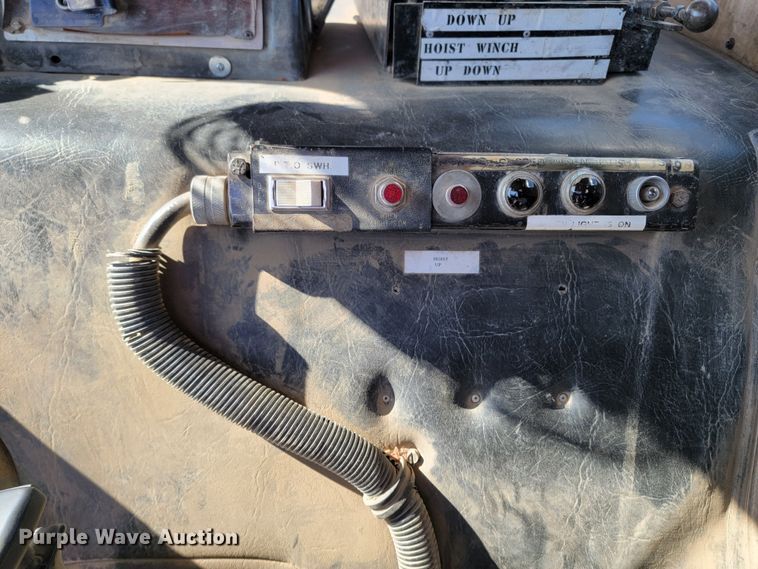 image for item LV9418 1993 Perterbilt 320  roll-off container truck