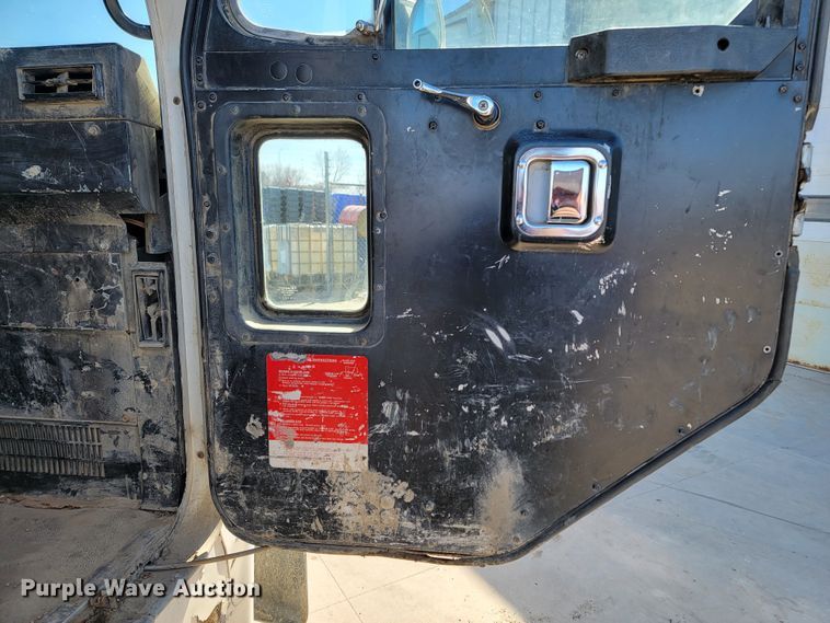 image for item LV9418 1993 Perterbilt 320  roll-off container truck