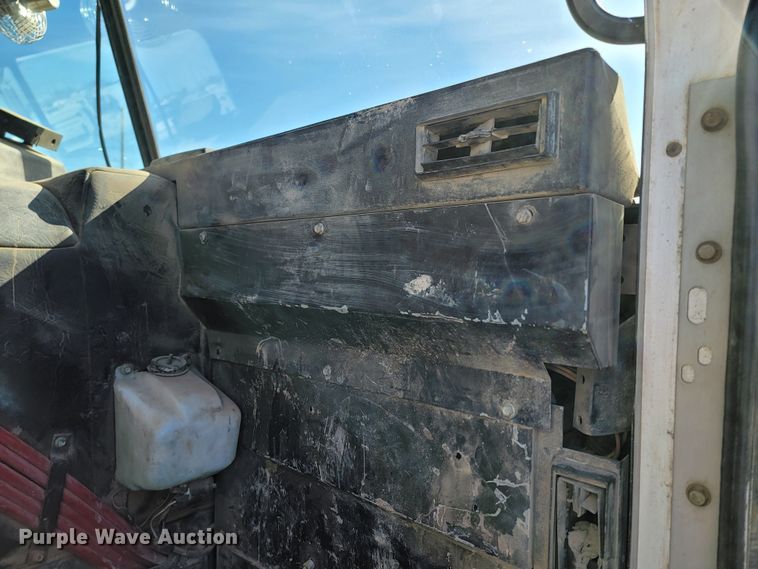 image for item LV9418 1993 Perterbilt 320  roll-off container truck