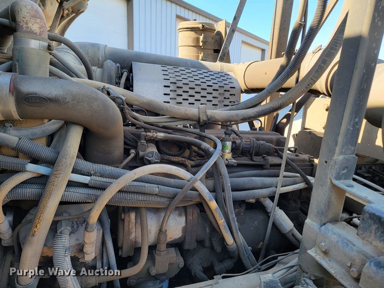 image for item LV9418 1993 Perterbilt 320  roll-off container truck