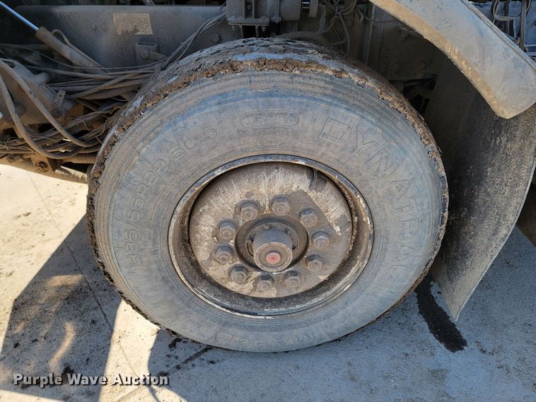 image for item LV9418 1993 Perterbilt 320  roll-off container truck